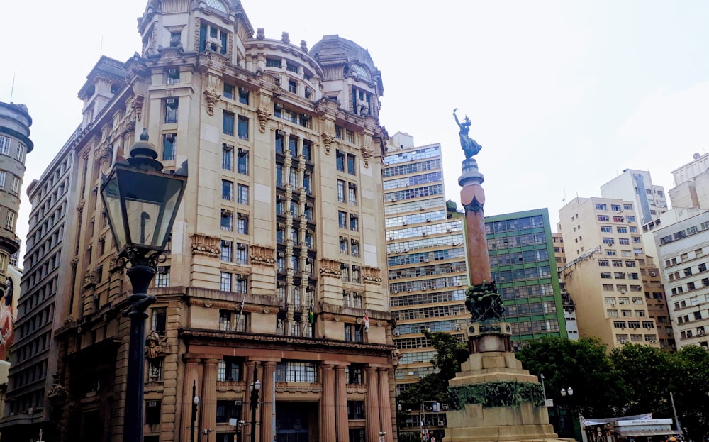 un edificio alto con una statua di fronte ad esso