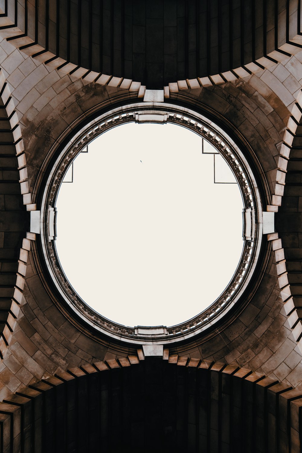 Una vista de una ventana circular en un edificio
