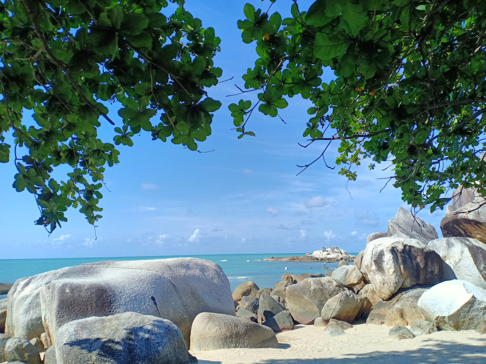Pemandangan pantai romantis dengan batuan granit dan keteduhan di Belitung