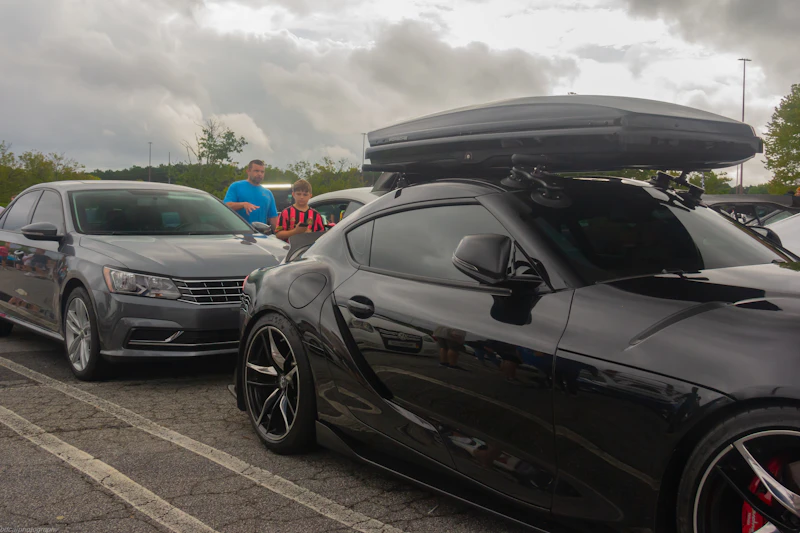 Thule roof bars for cars with rails