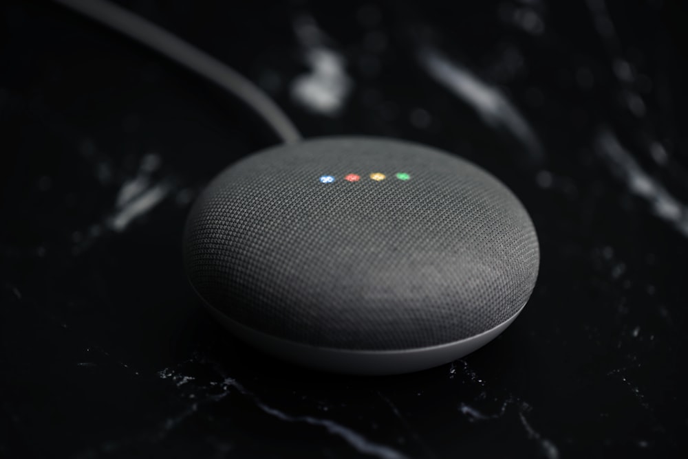 Un Google Home Mini sentado encima de una mesa