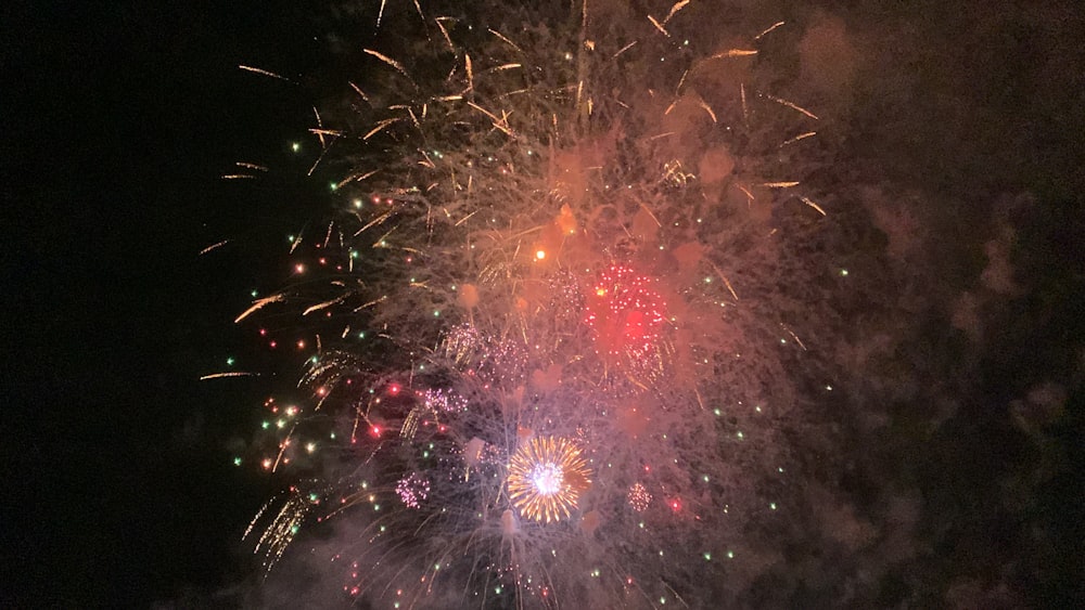 Un gran espectáculo de fuegos artificiales en el cielo nocturno