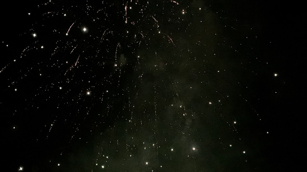 Un cielo negro lleno de muchos fuegos artificiales