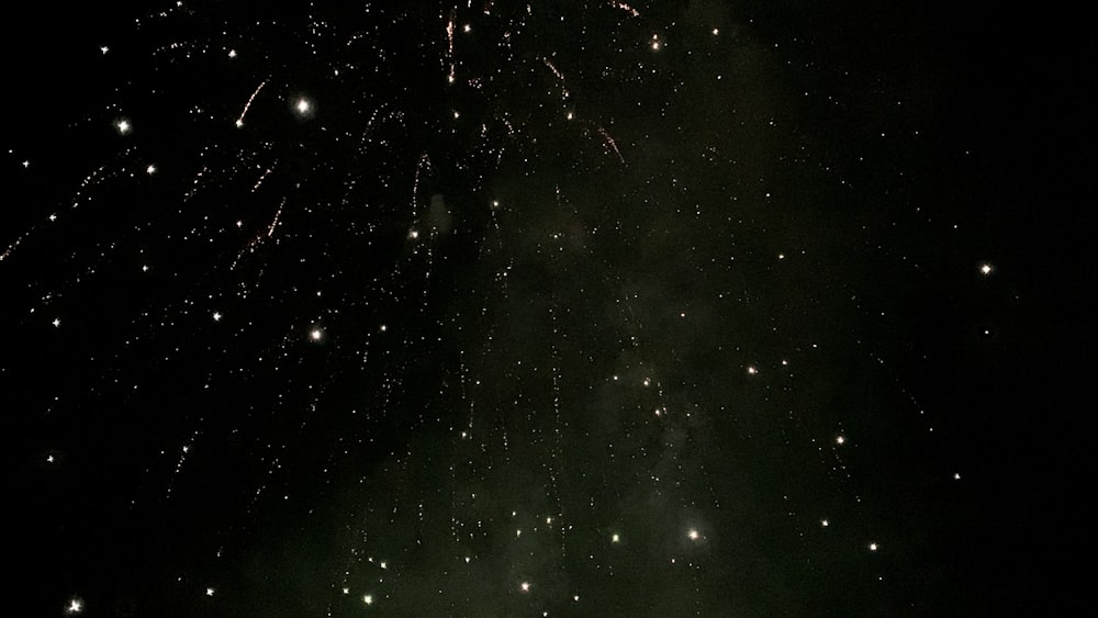Un cielo nero pieno di tanti fuochi d'artificio