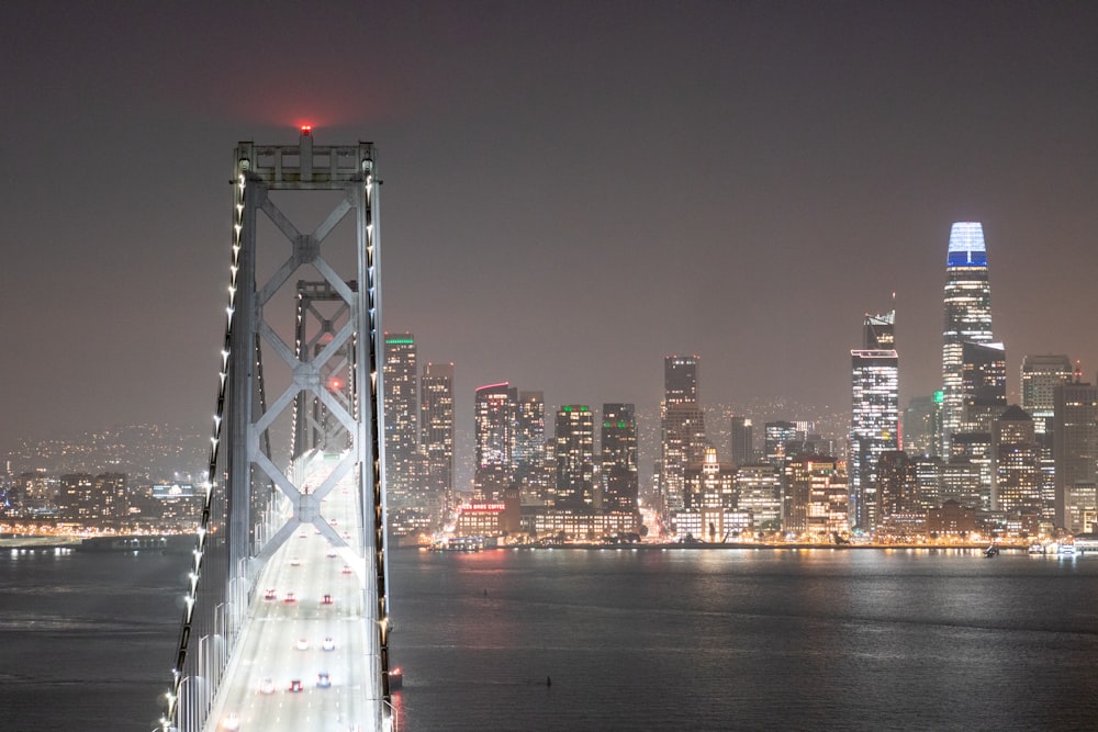 Eine sehr hohe Brücke mit vielen Lichtern