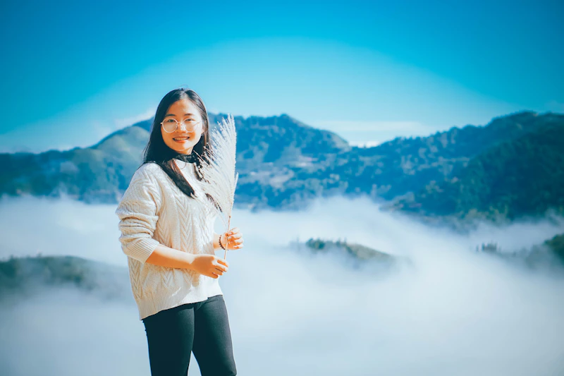 Sugar Mommy exitosa en la cima de una montaña