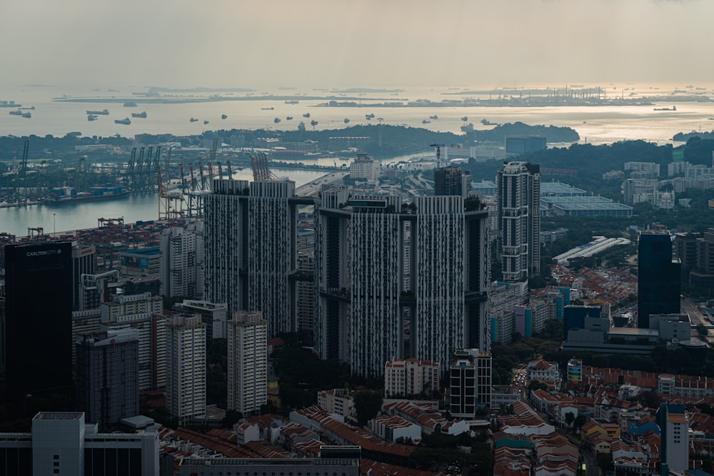 uma vista de uma cidade com um corpo de água no fundo