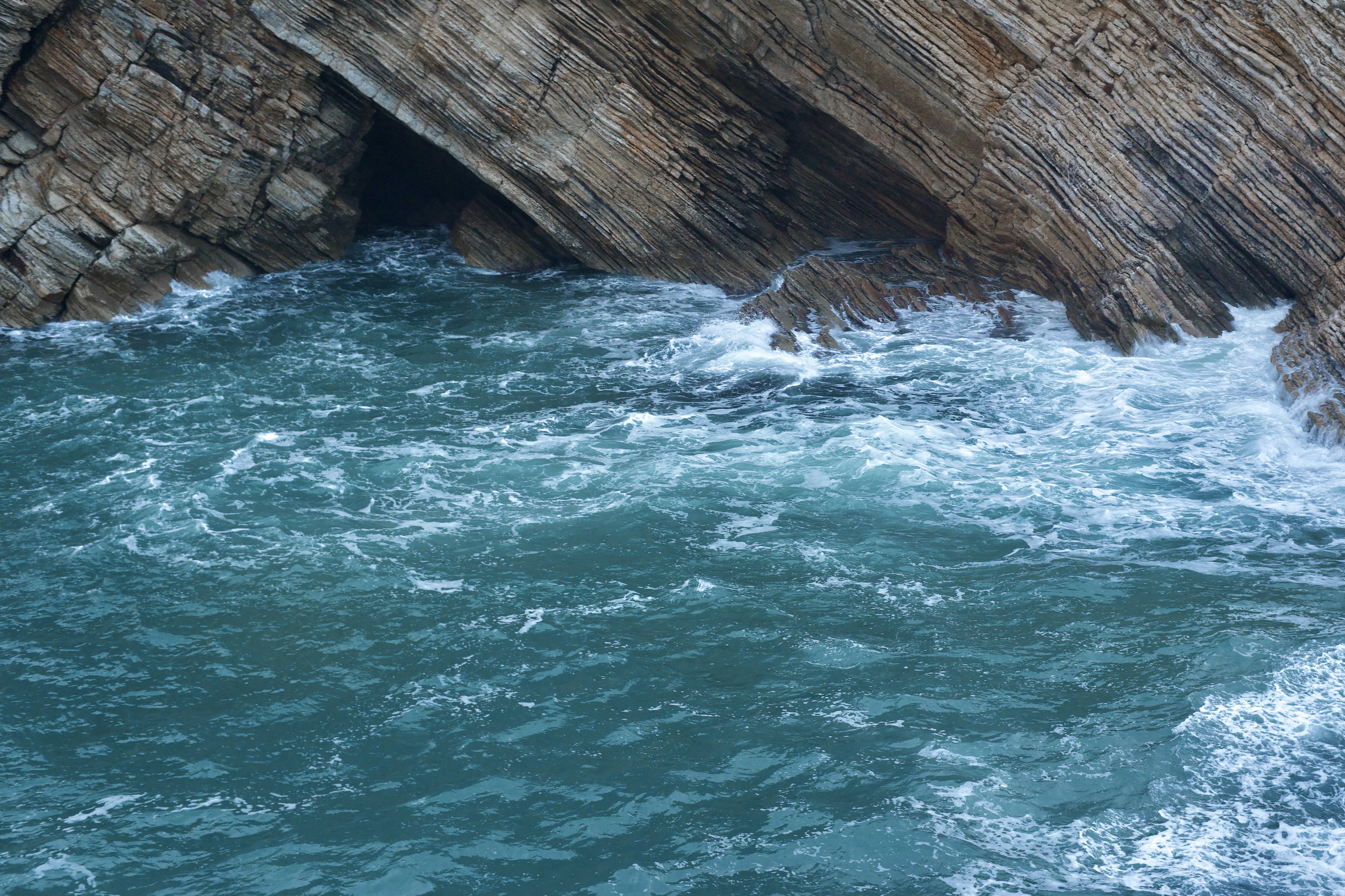Una gran masa de agua junto a un acantilado rocoso