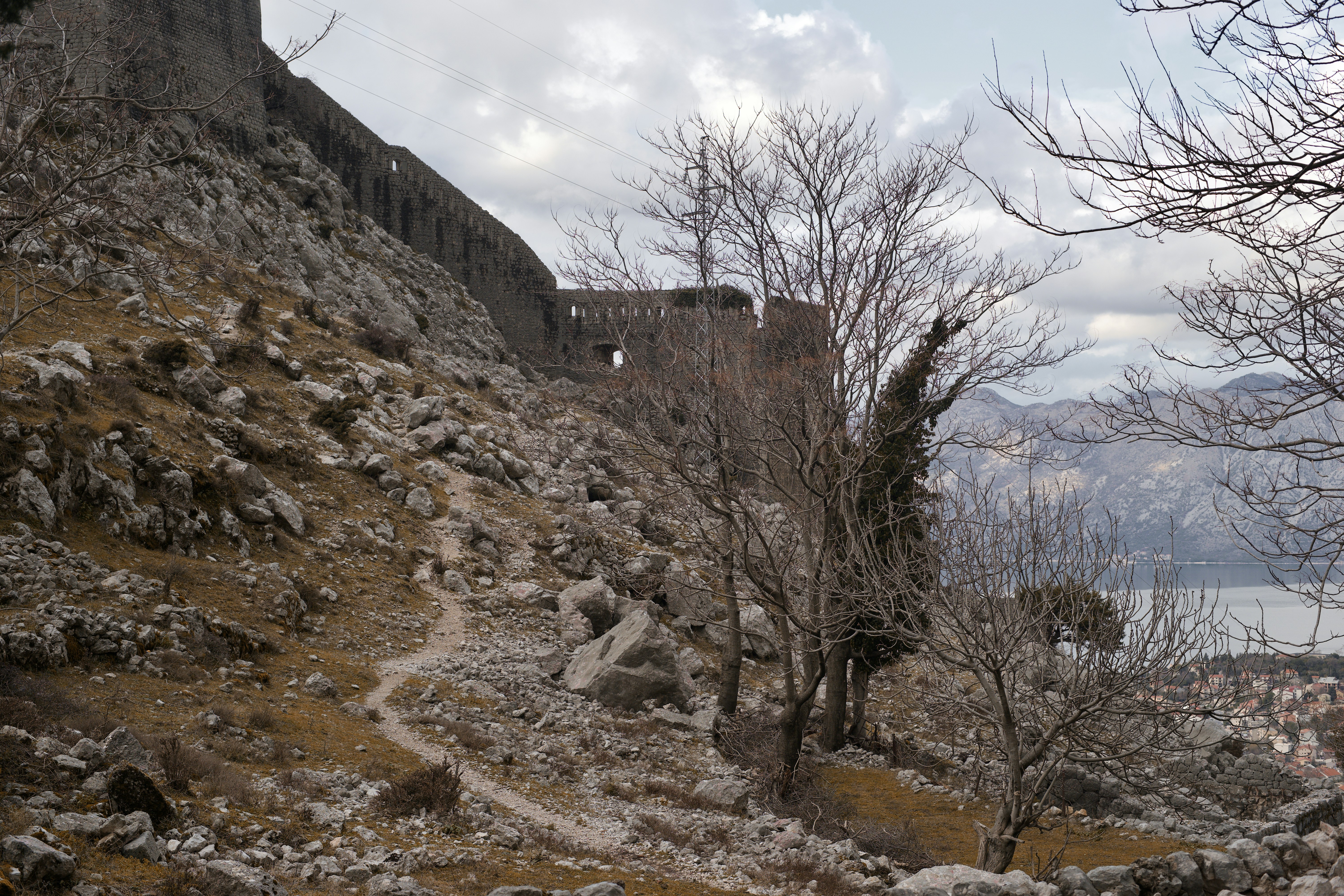 Una colina rocosa con un castillo en la cima