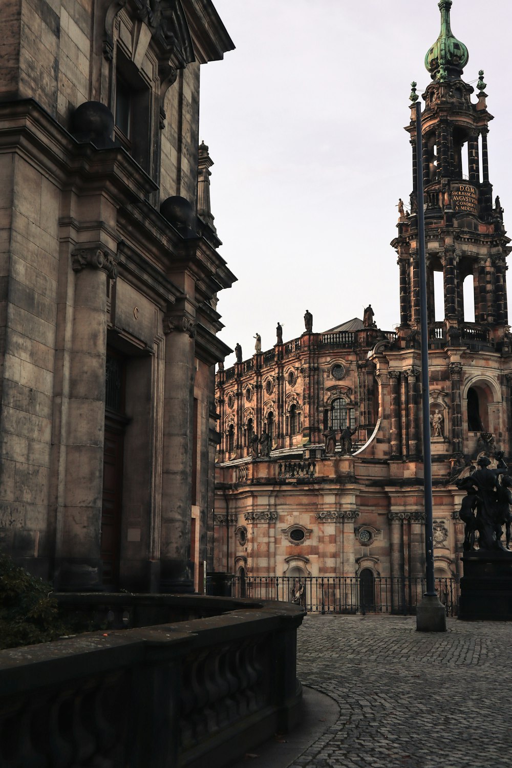 un grande edificio con un orologio sulla parte anteriore di esso