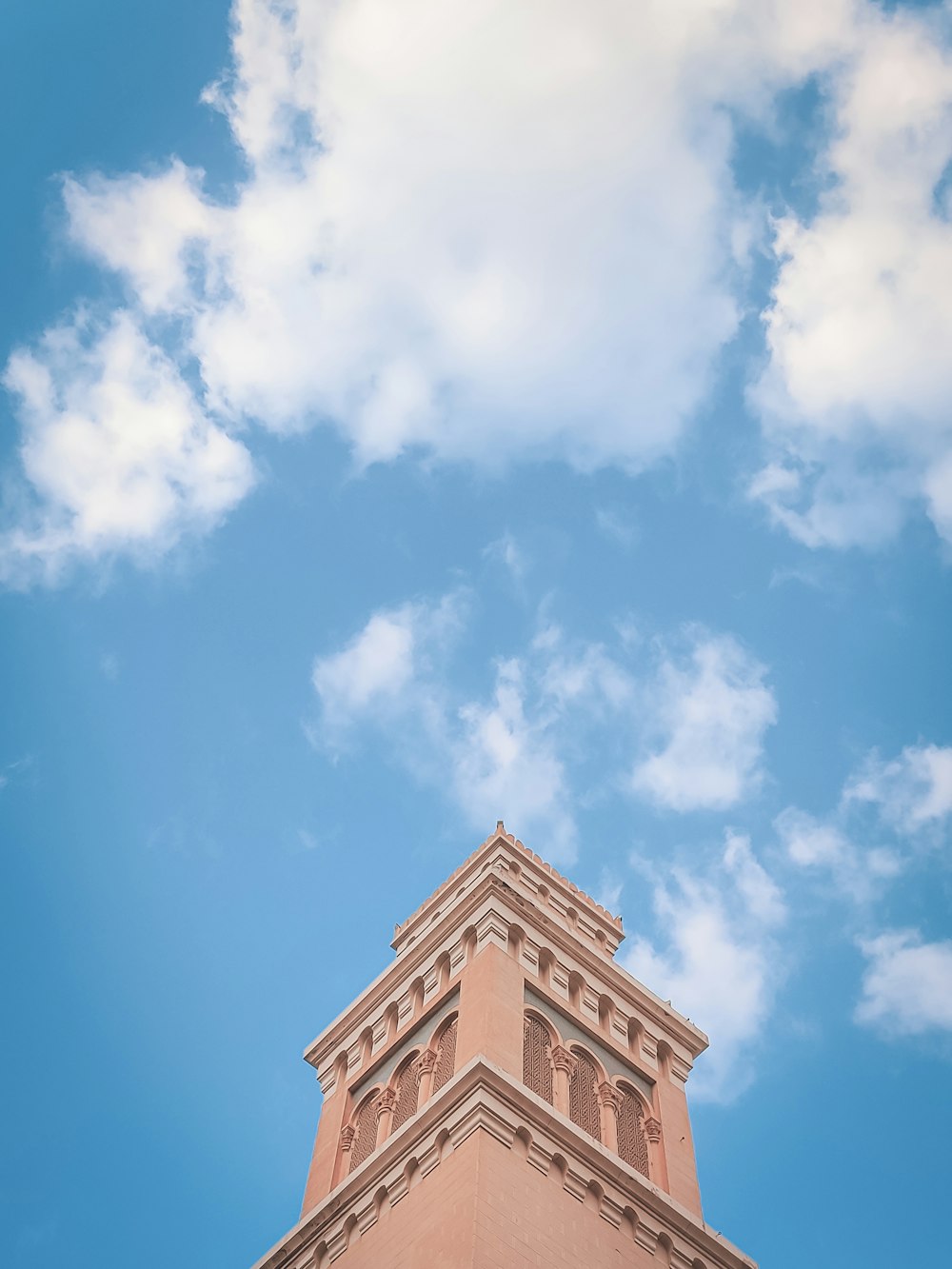 un grand bâtiment avec une horloge sur le dessus