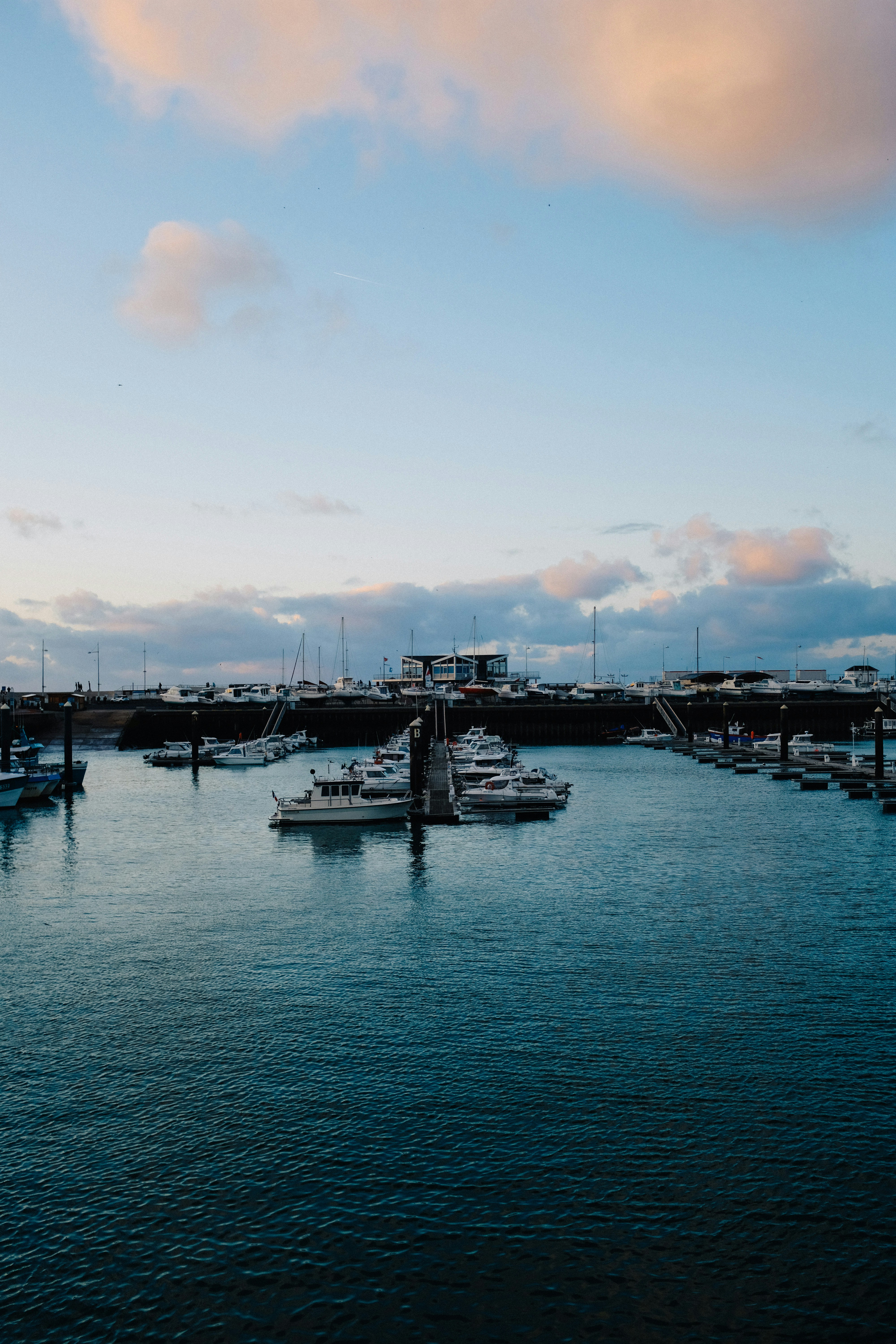 Photo by adrienolichon