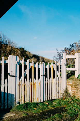 A vinyl fence sparkling clean with no mildew or buildup visible.