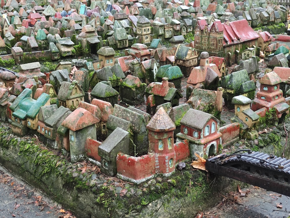 a bunch of houses that are sitting in the grass