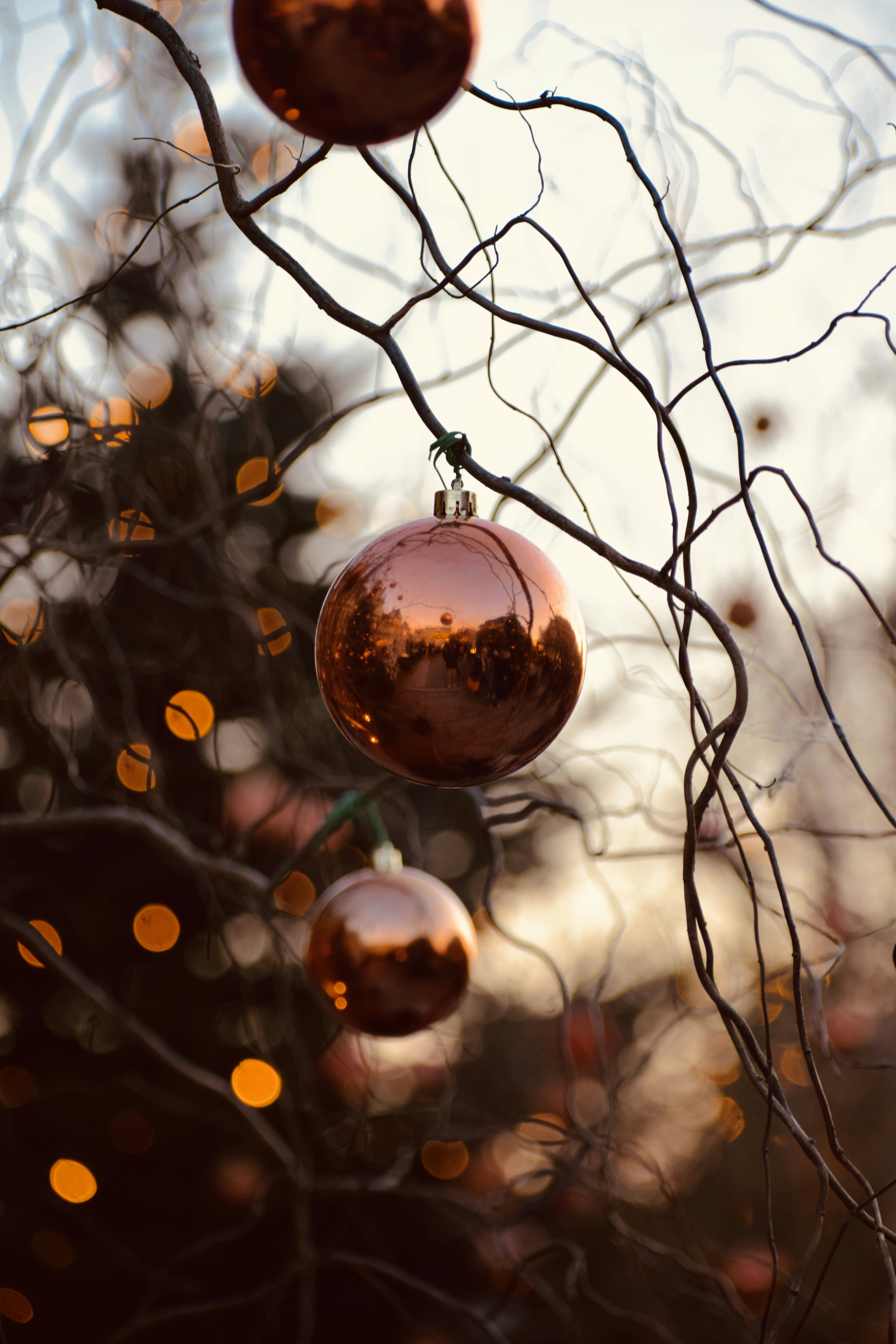 a bunch of ornaments hanging from a tree