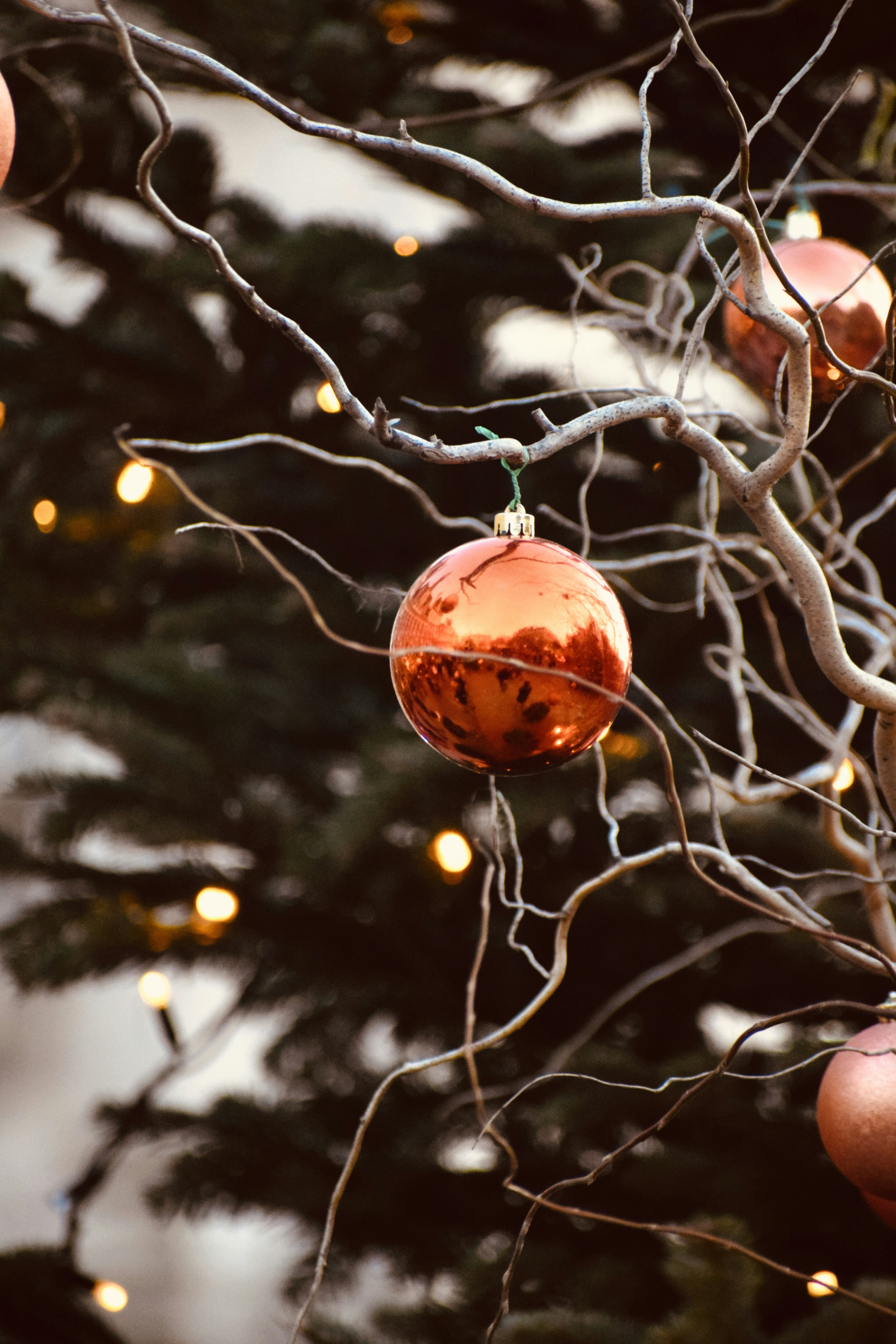 a bunch of ornaments hanging from a tree
