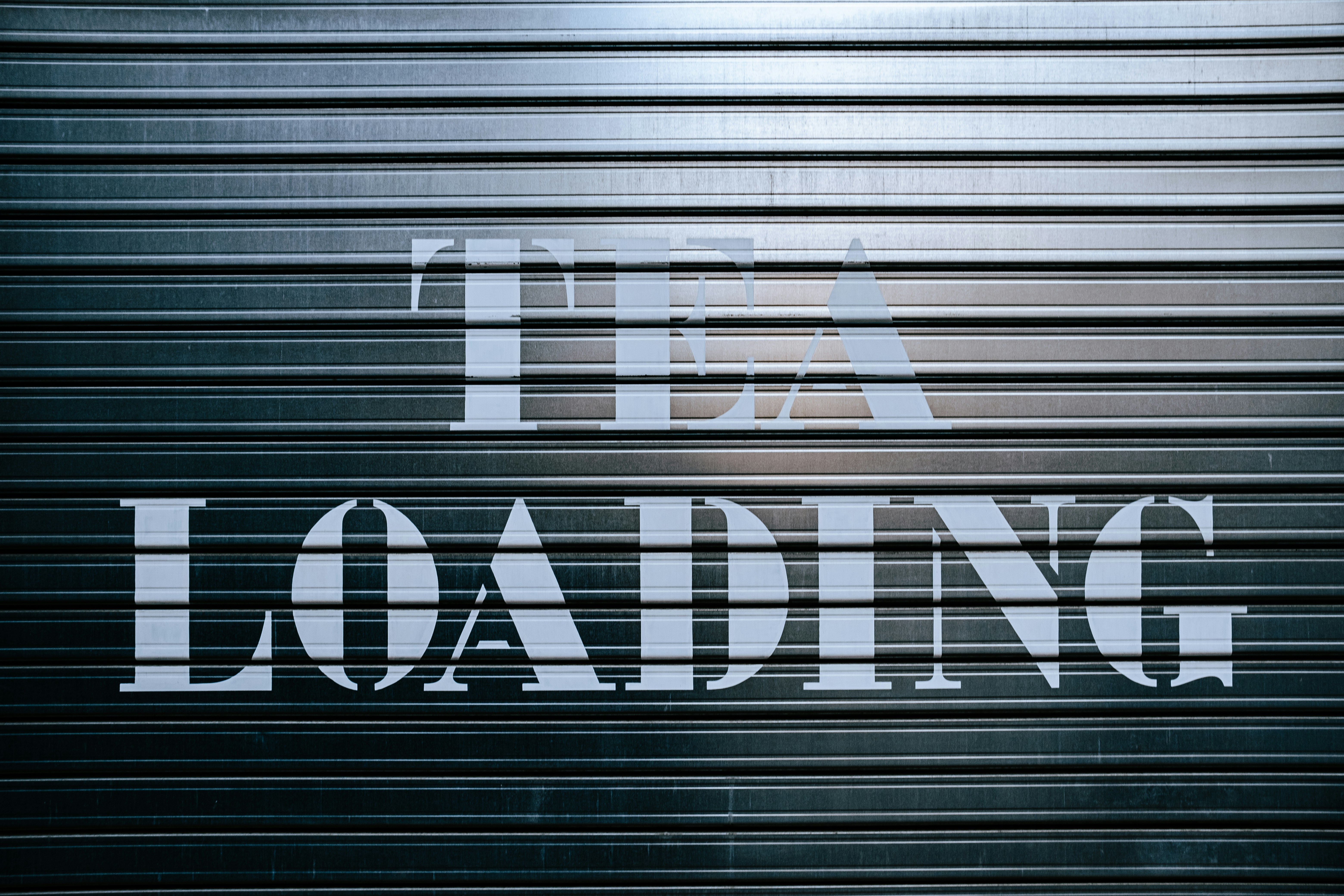 un letrero que dice que se está cargando en la puerta de un garaje