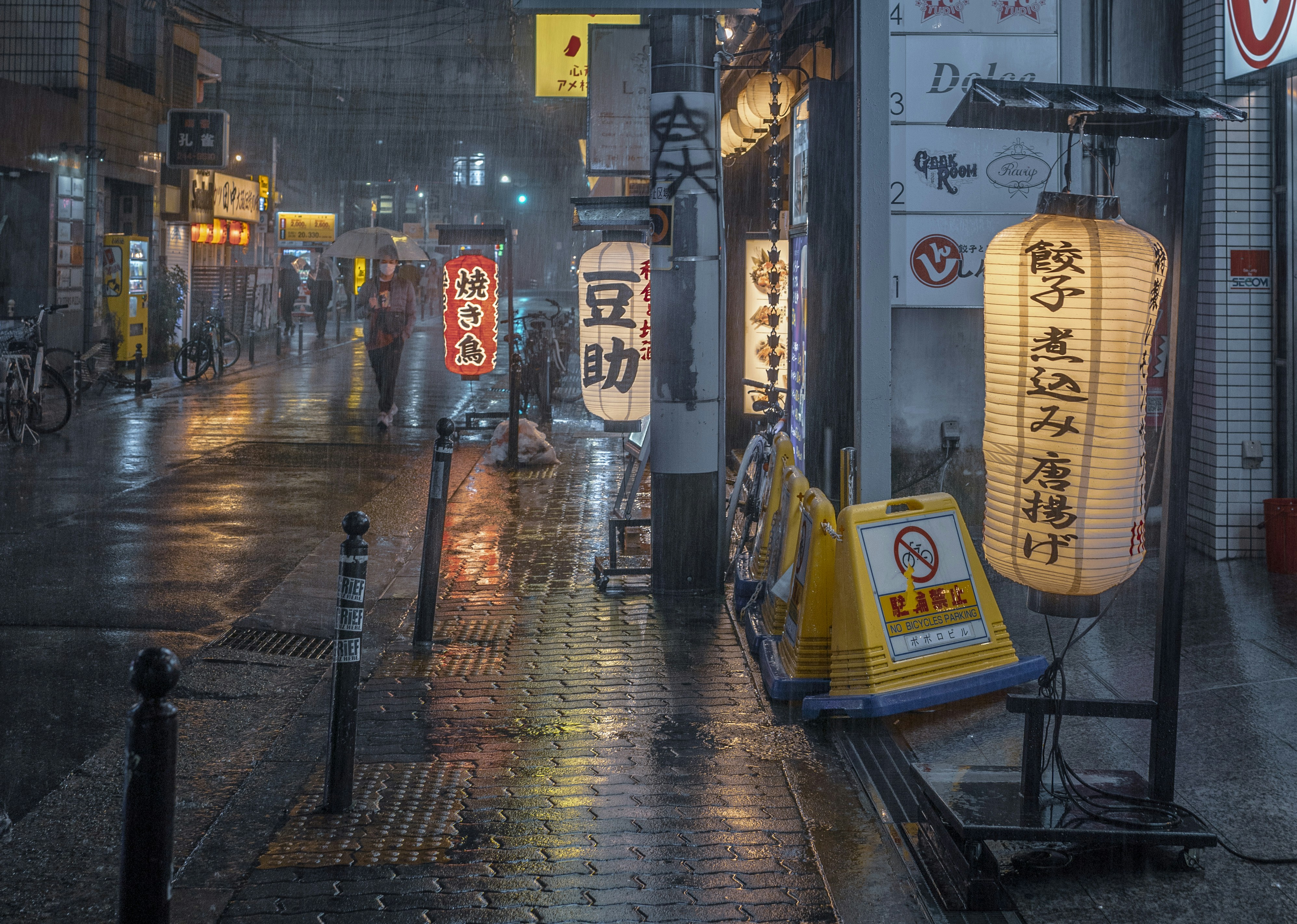 A wet city street at night in the rain photo – Free Rain Image on Unsplash