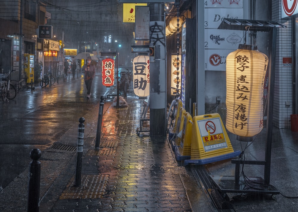 Eine nasse Stadtstraße bei Nacht im Regen