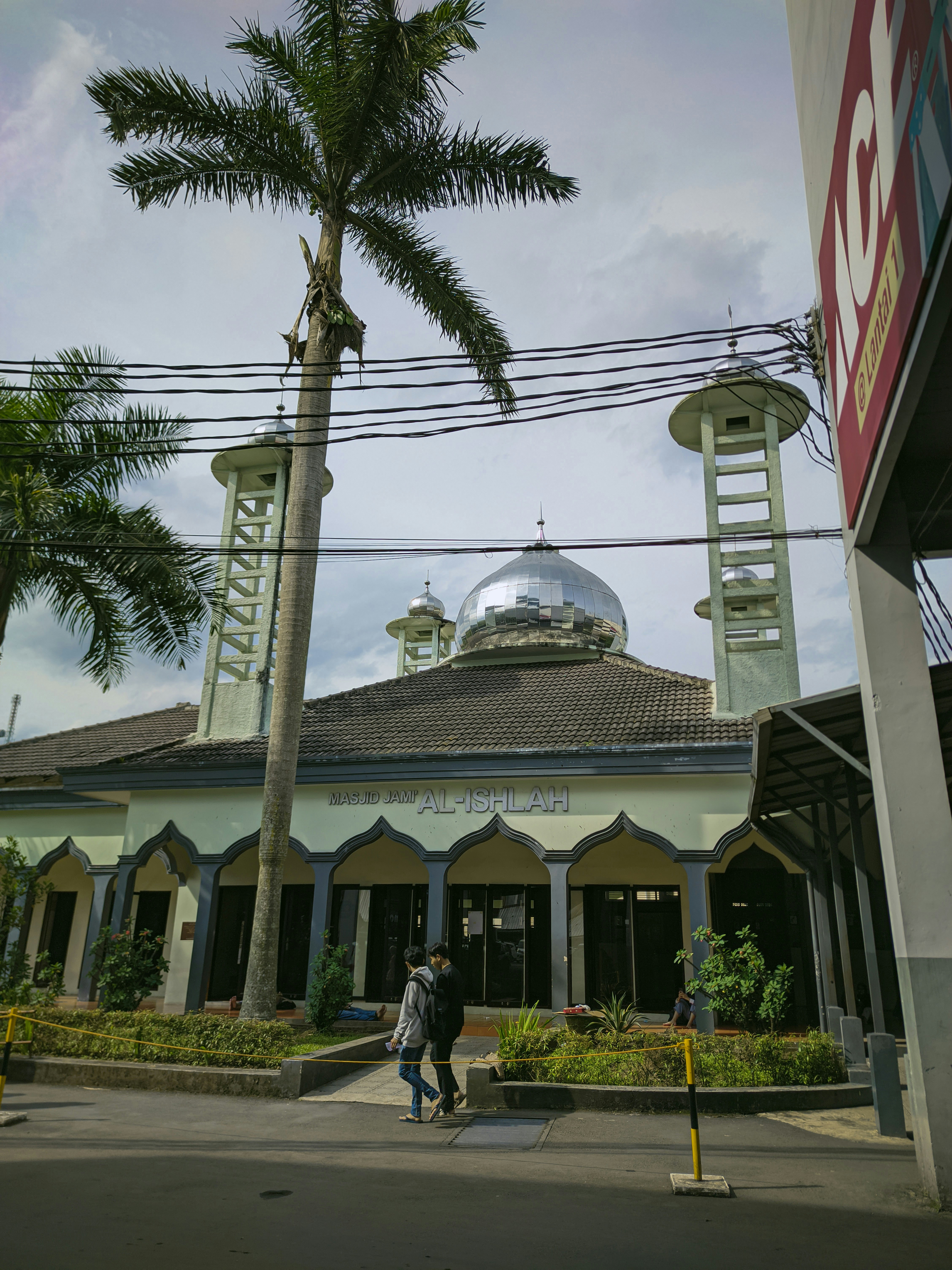 Smart Luggage & Concierge Tech: What Resort Boutiques Should Offer in 2026