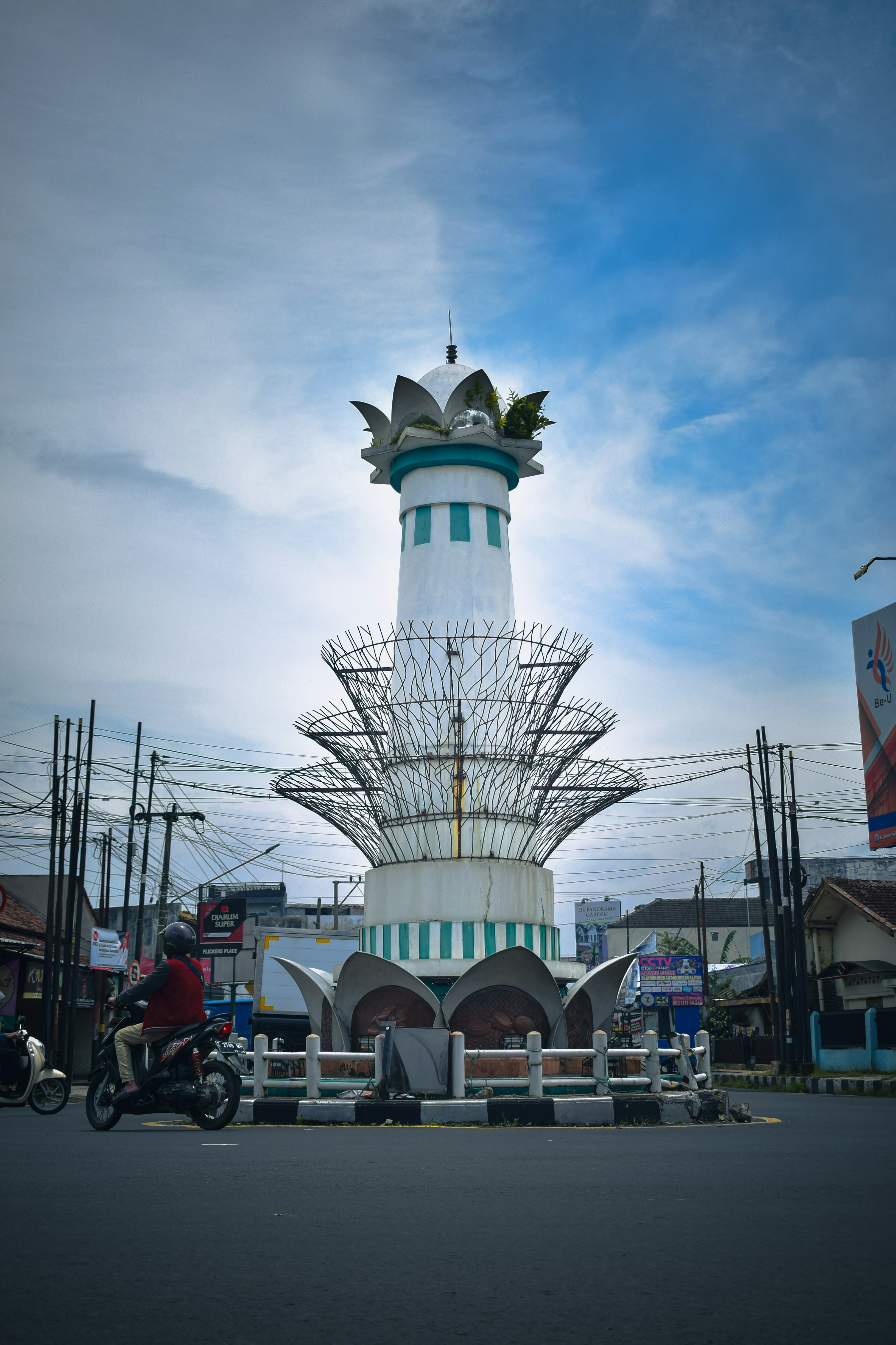 una alta torre blanca con un reloj encima