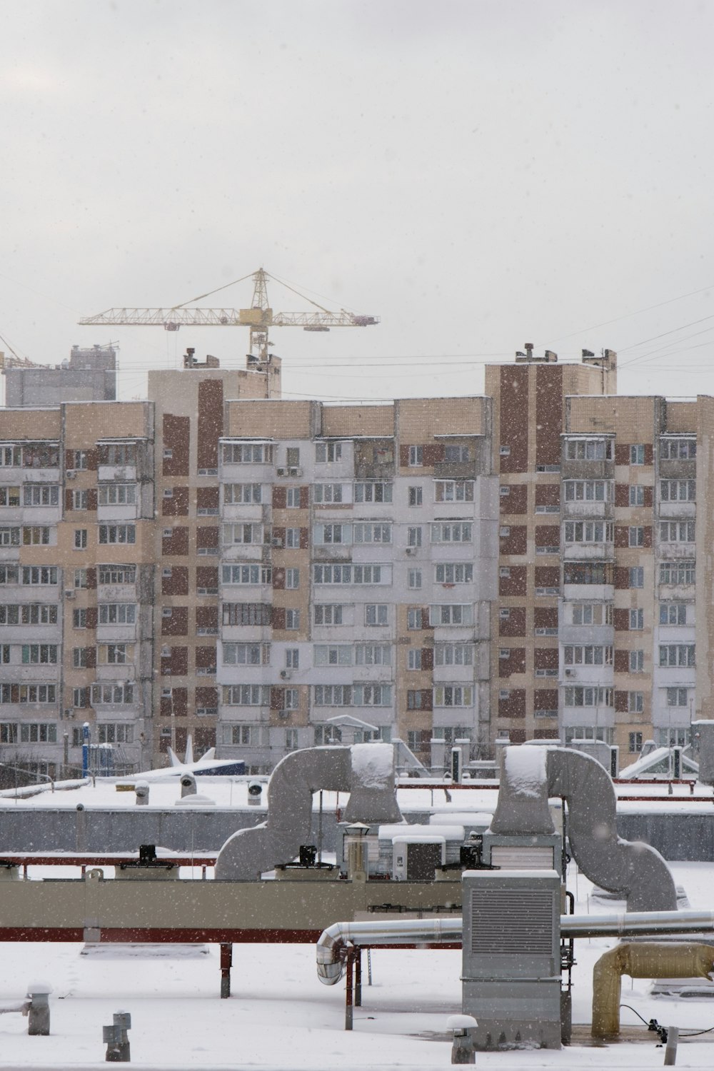 un grand bâtiment avec une grue en arrière-plan