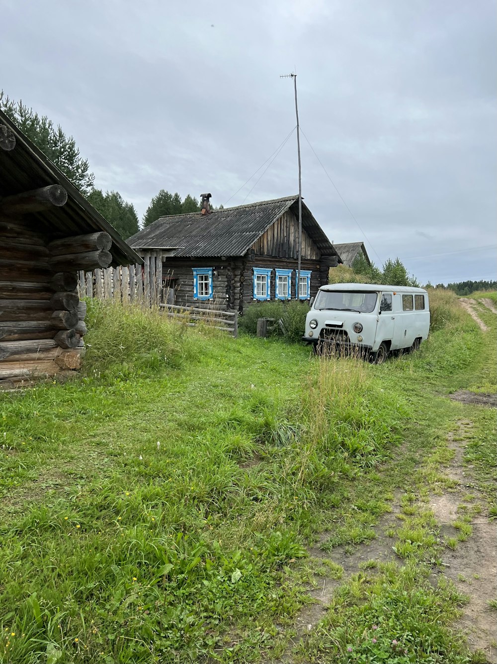 Ein vor einer Blockhütte geparkter Lieferwagen