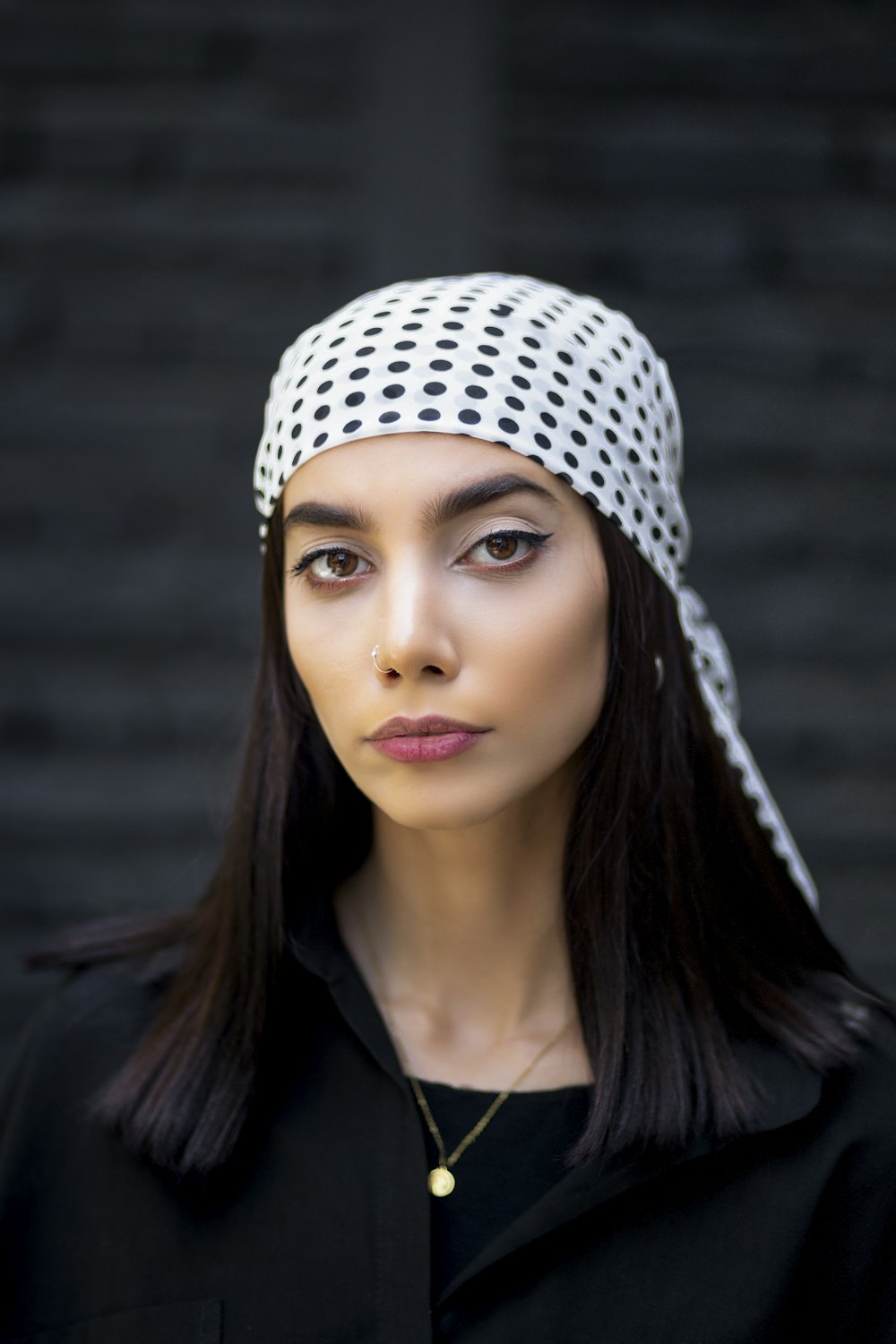 Foto Una mujer con cabello largo con un pañuelo en la cabeza – Imagen  Retrato gratis en Unsplash
