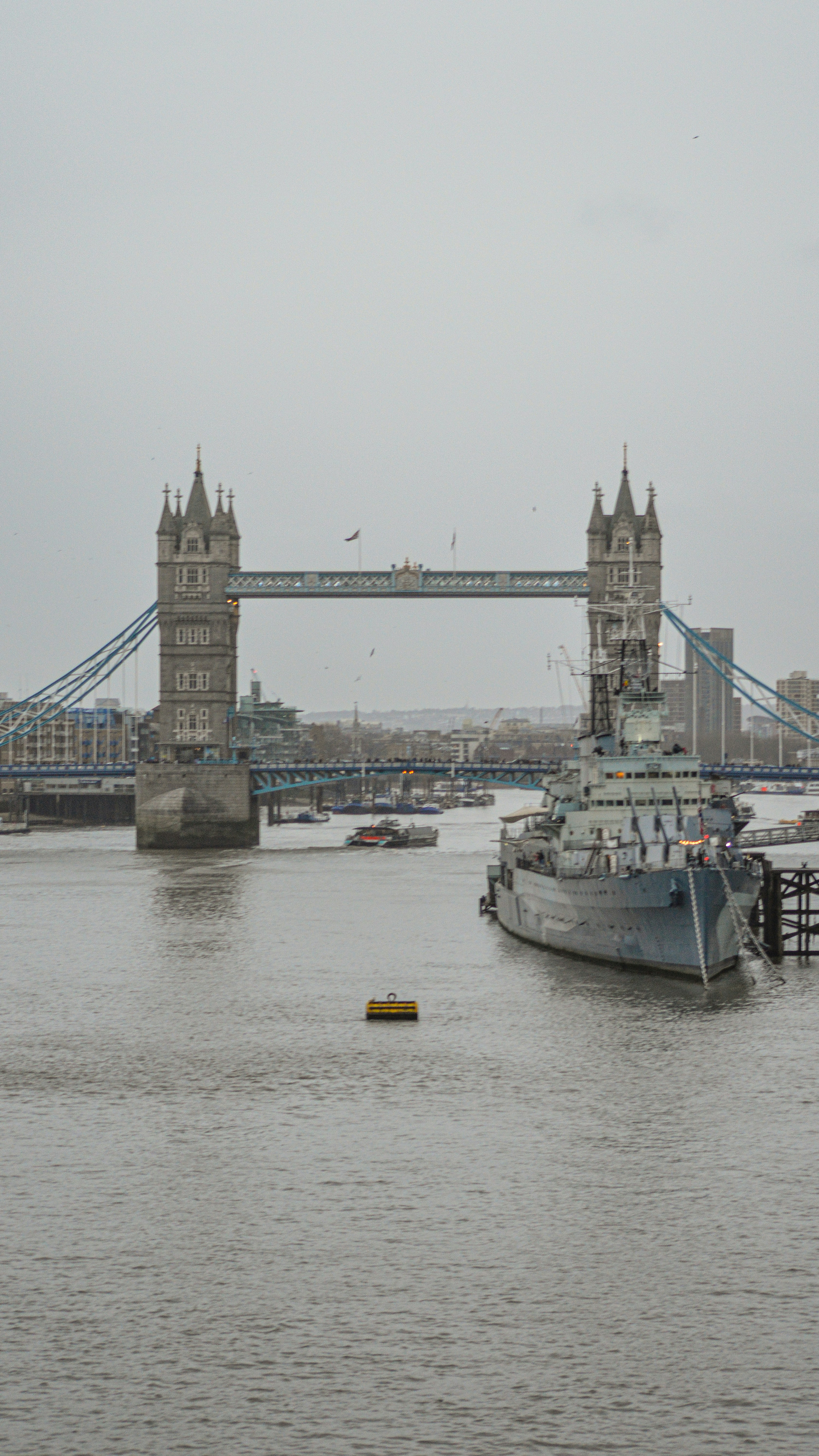 Un bateau dans l’eau devant un pont photo – Photo Royaume-Uni Gratuite ...