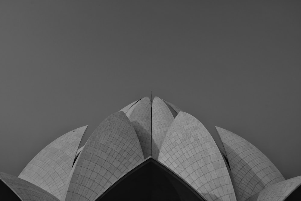 大きな建物の白黒写真