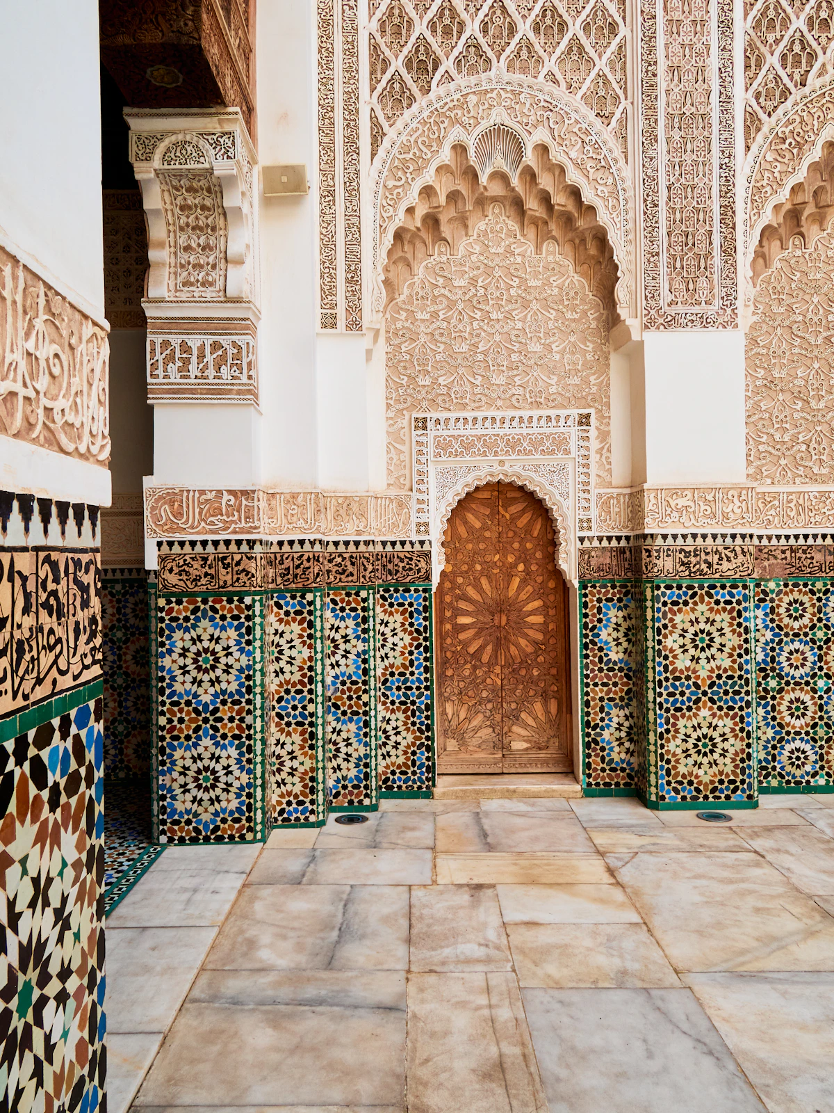 Mosaïque de zellige — tesselles taillées à la main, géométrie islamique