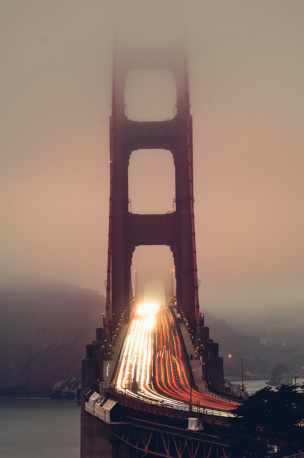 Eine sehr lange Brücke mit einem Haufen Lichter darauf