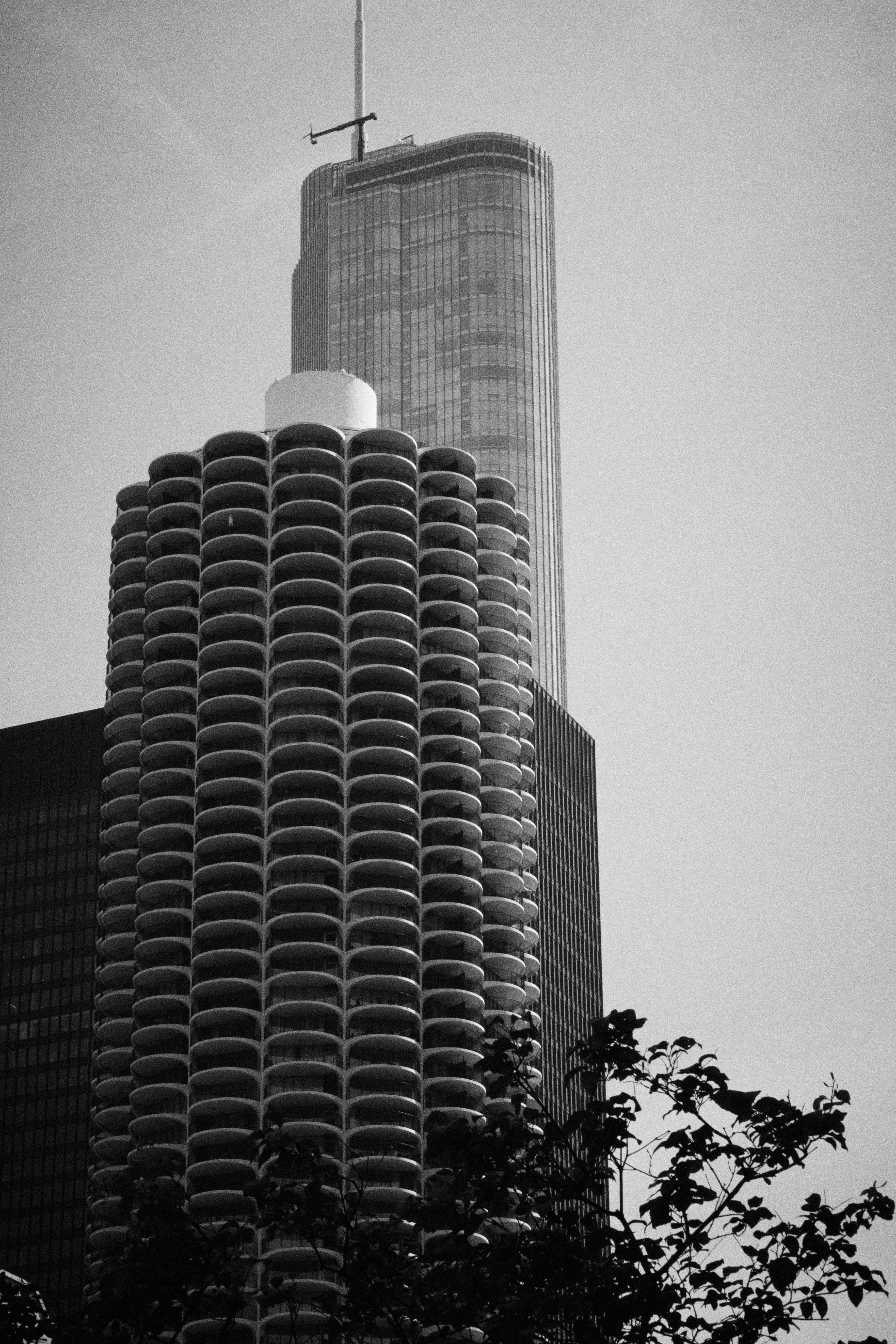 その上に十字架がある高層ビル