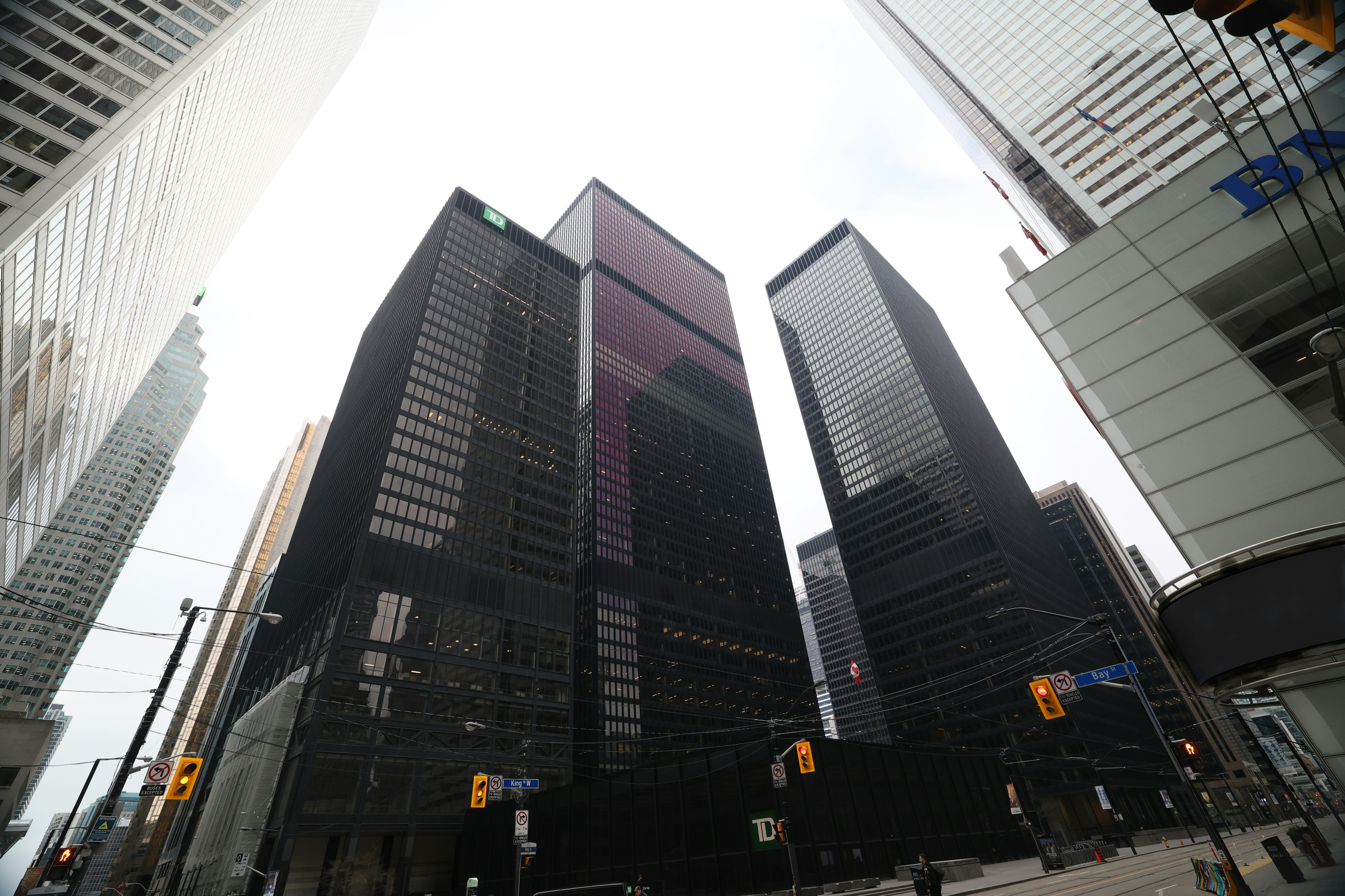 quelques grands immeubles assis l’un à côté de l’autre