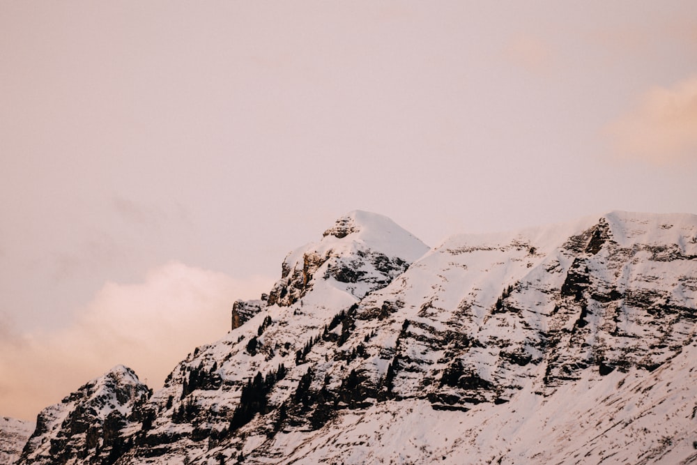 Una montaña cubierta de nieve con un fondo de cielo