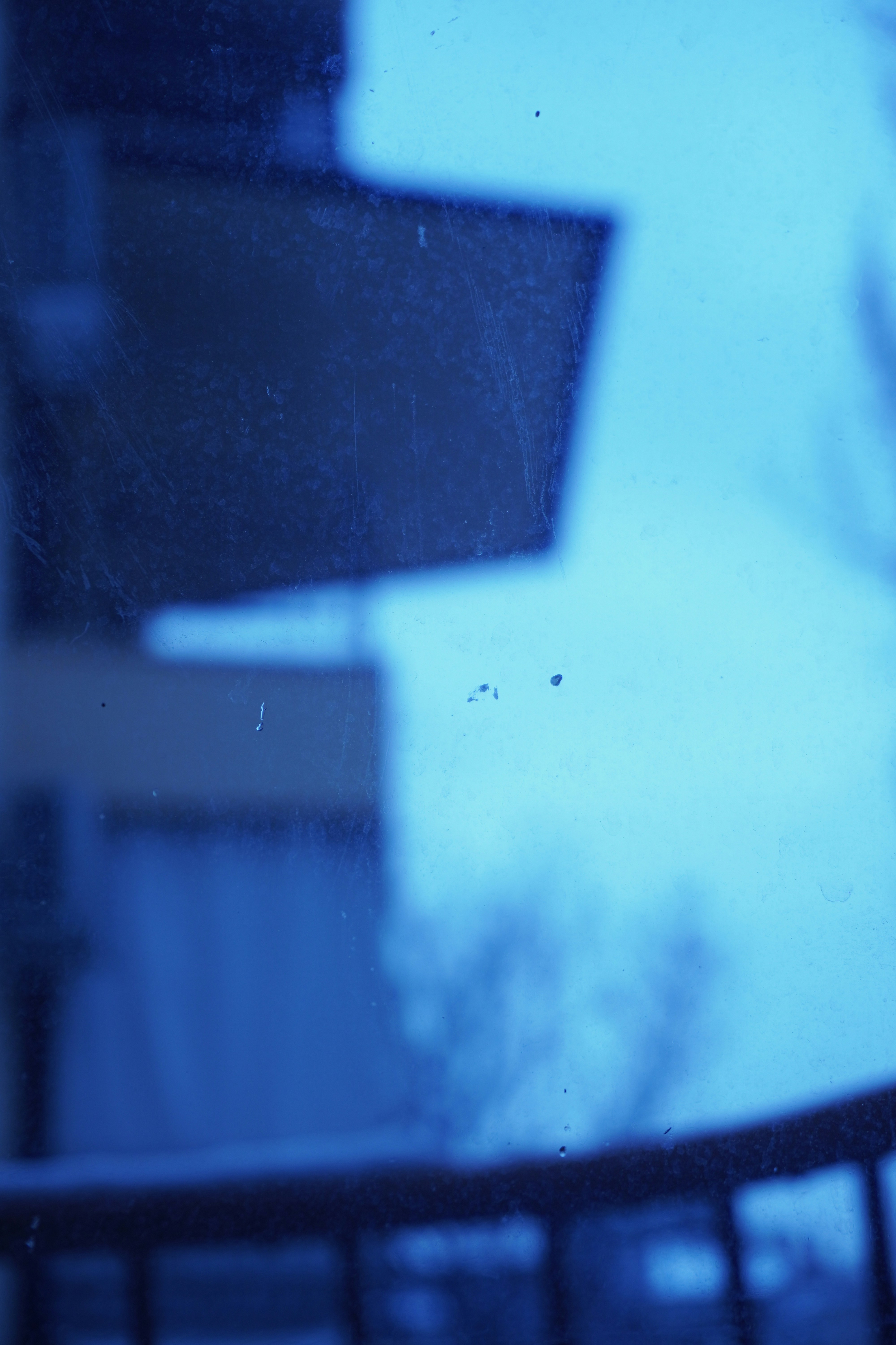 a blurry picture of a street sign in front of a building