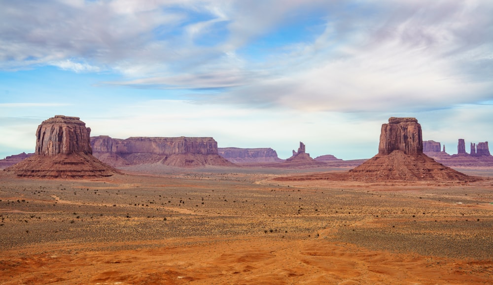 Un paisaje desértico con montañas al fondo