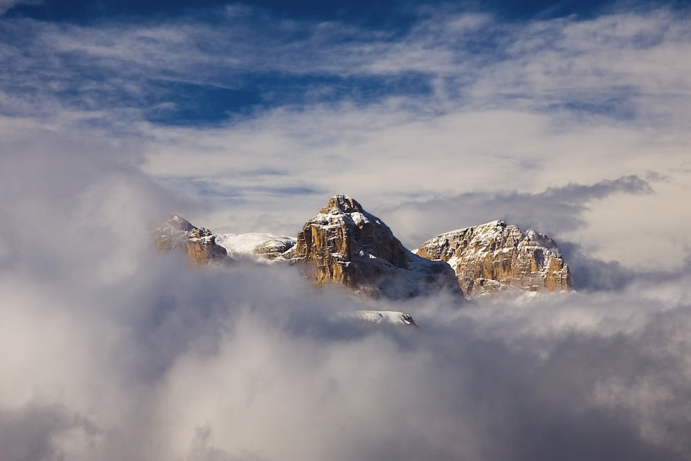 Ein schneebedeckter Berg, umgeben von Wolken