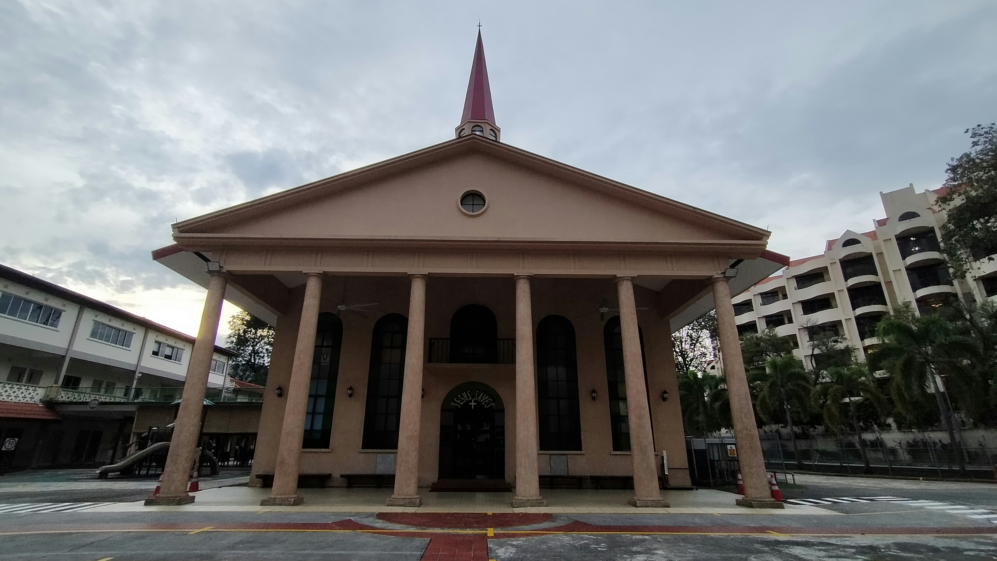 その上に尖塔がある教会の写真 Unsplashの無料ライフバイブル長老派教会写真