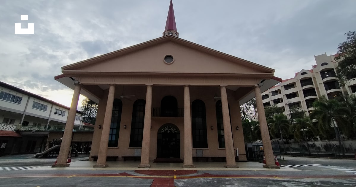 その上に尖塔がある教会の写真 Unsplashの無料ライフバイブル長老派教会写真