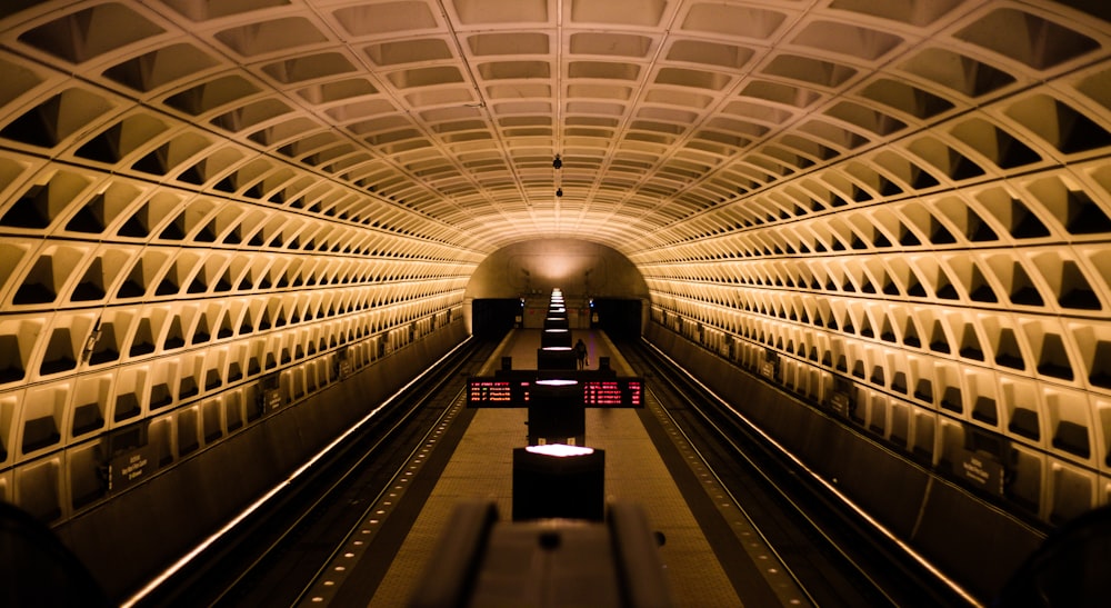 una estación de metro con un tren que se mueve a través de ella