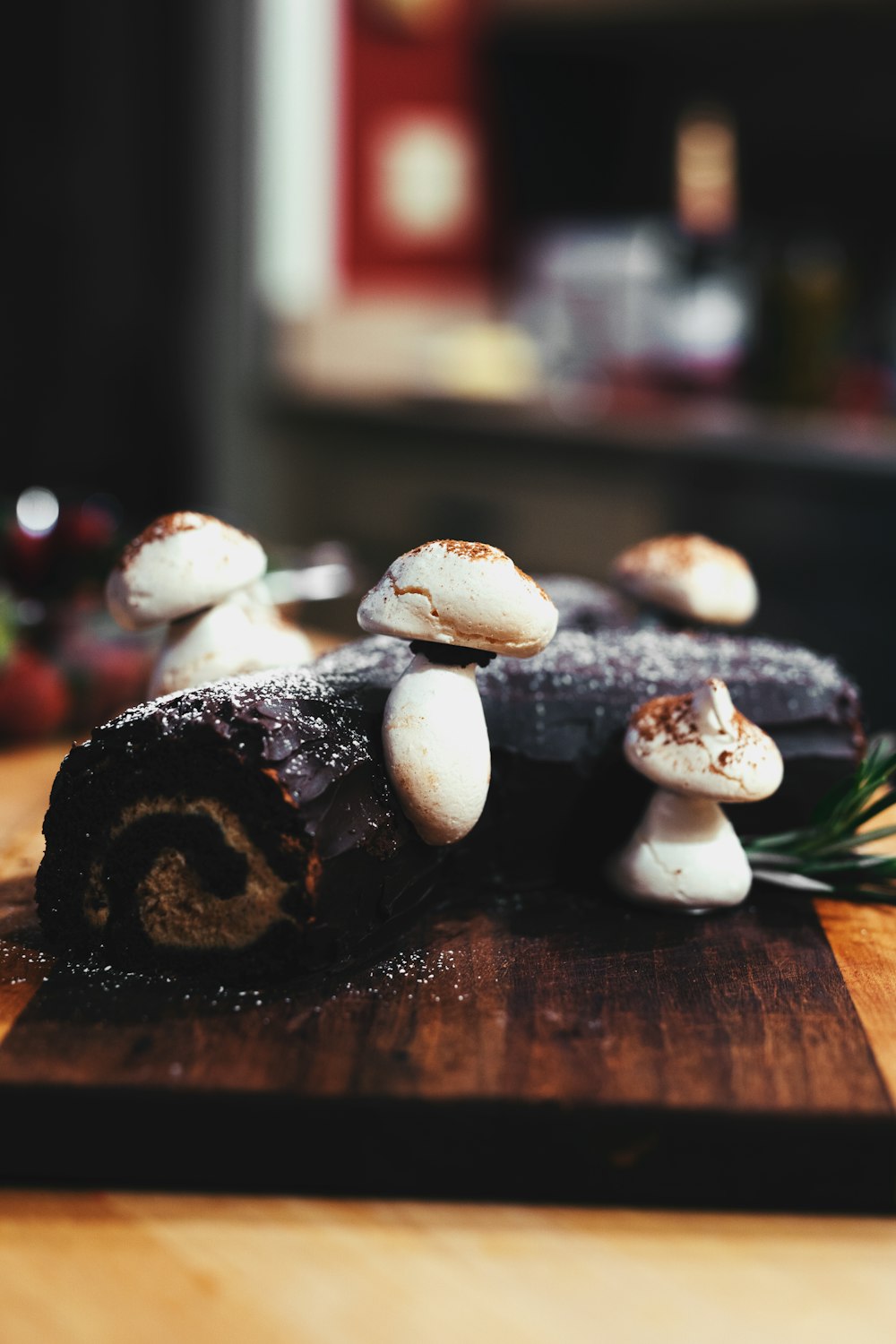 un tagliere di legno sormontato da funghi sopra un tavolo