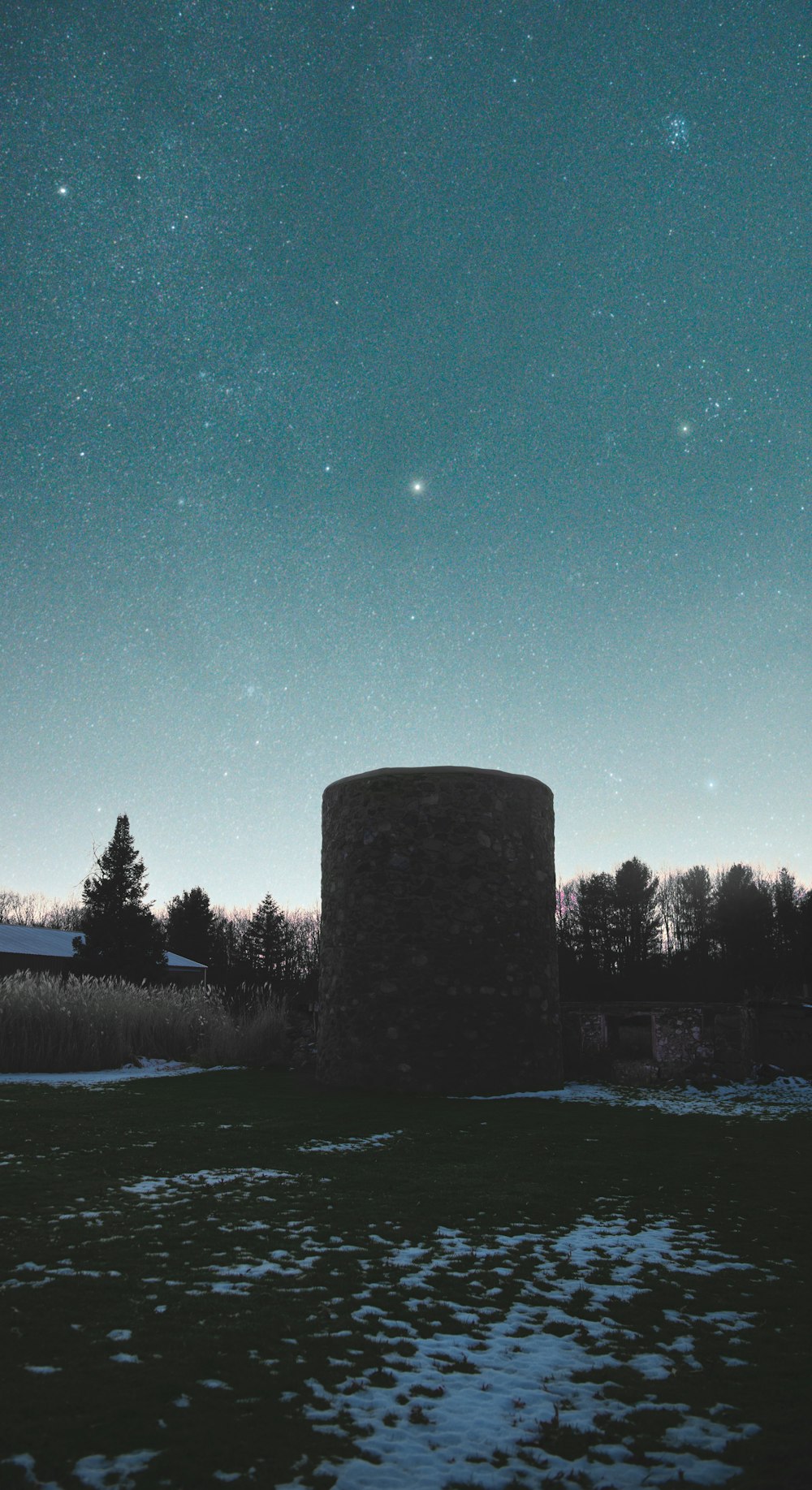 the night sky with stars above a round structure