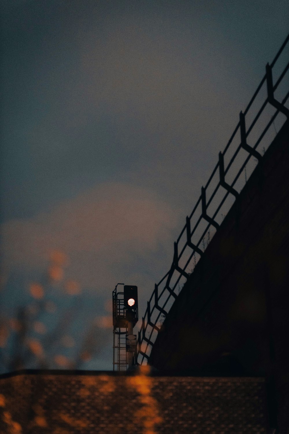 Un semáforo sentado al costado de un puente