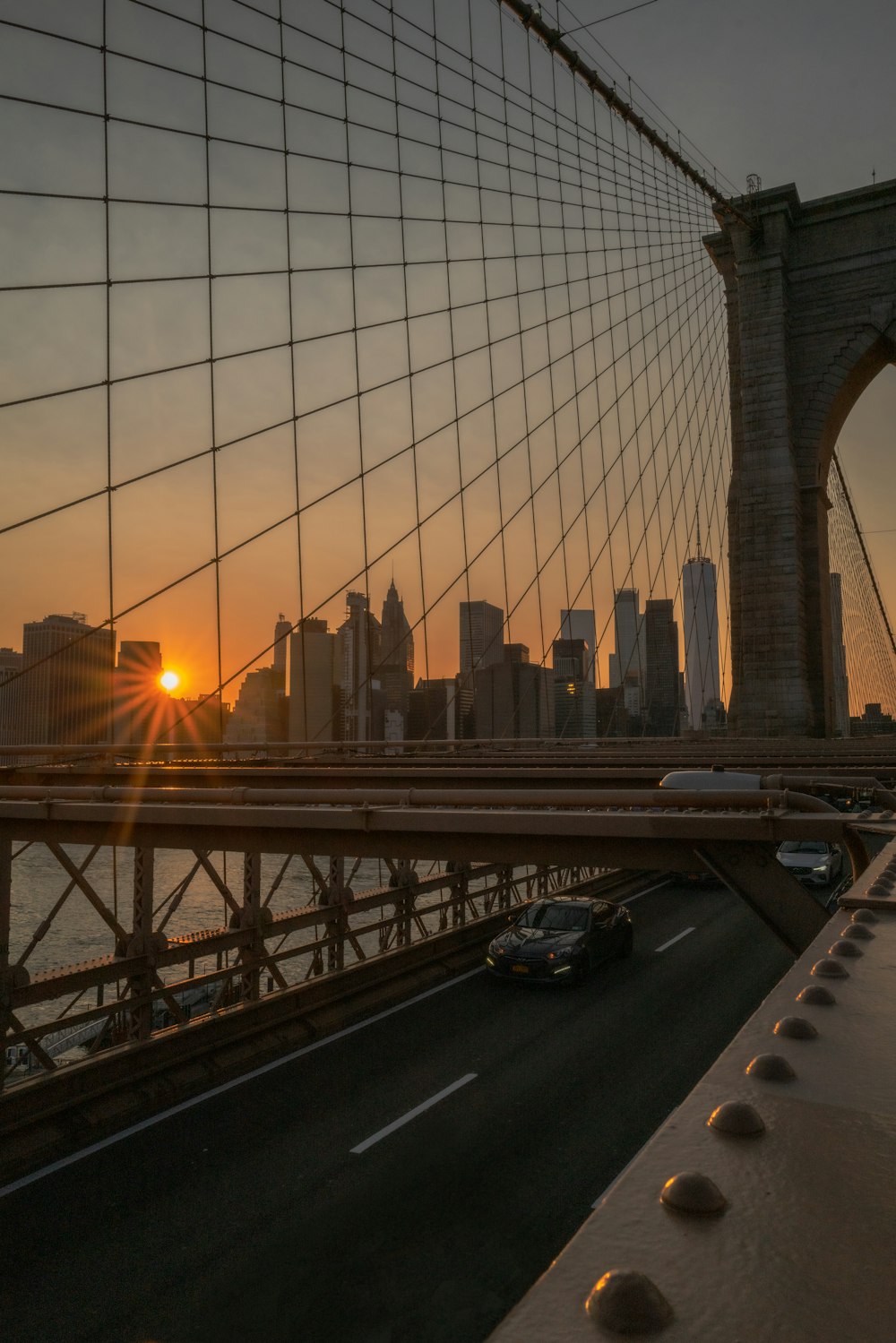 El sol se está poniendo sobre el puente de Brooklyn