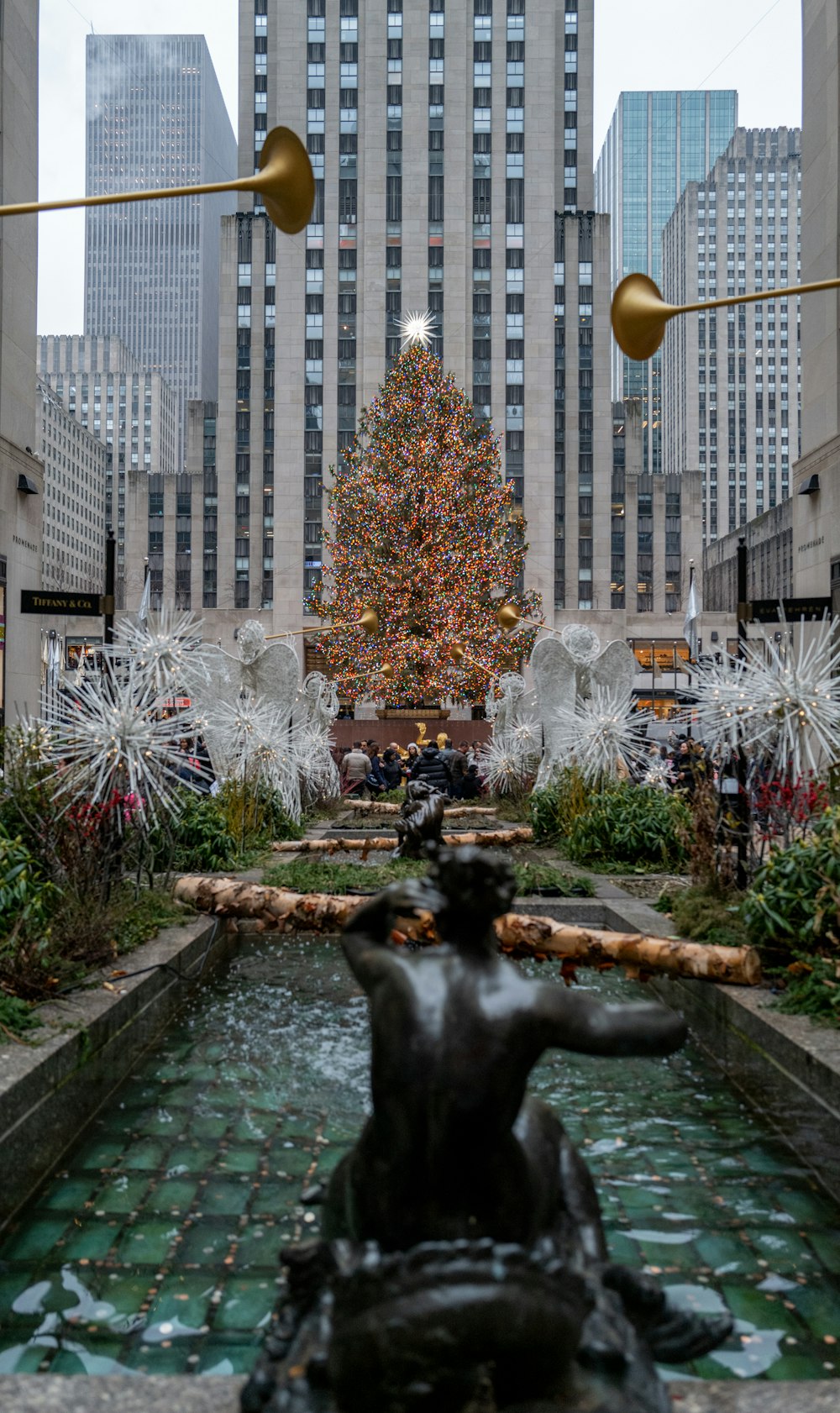 uma grande árvore de Natal no meio de uma cidade