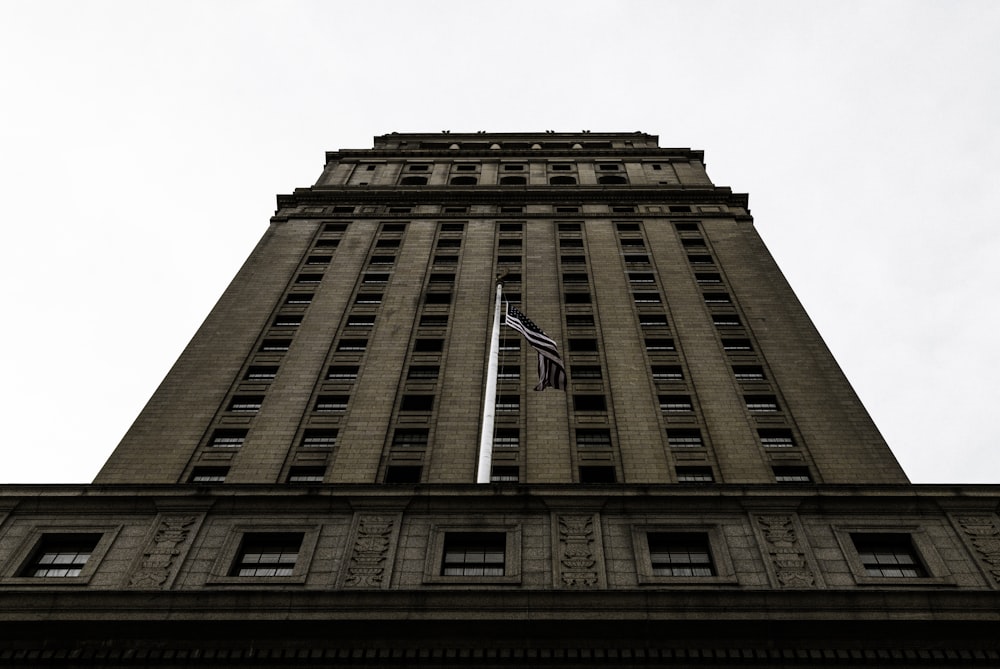 Un edificio alto con una bandera encima