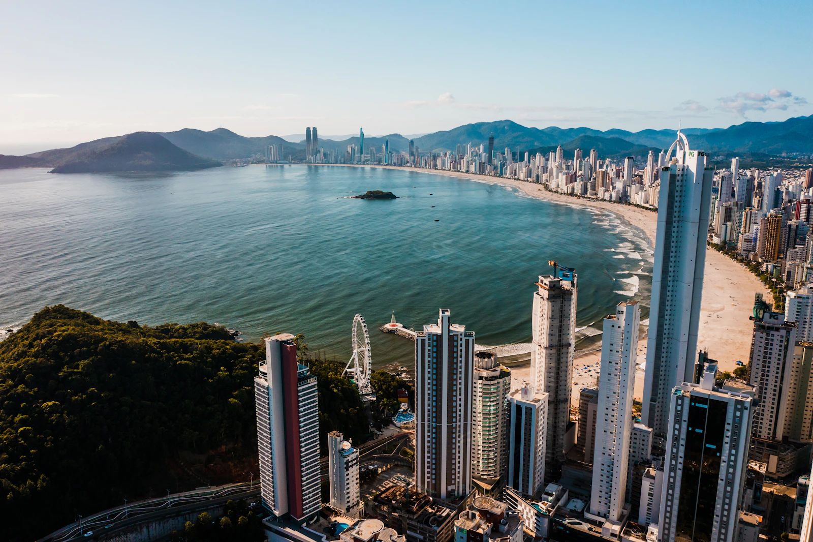 Edifícios à beira-mar no litoral catarinense