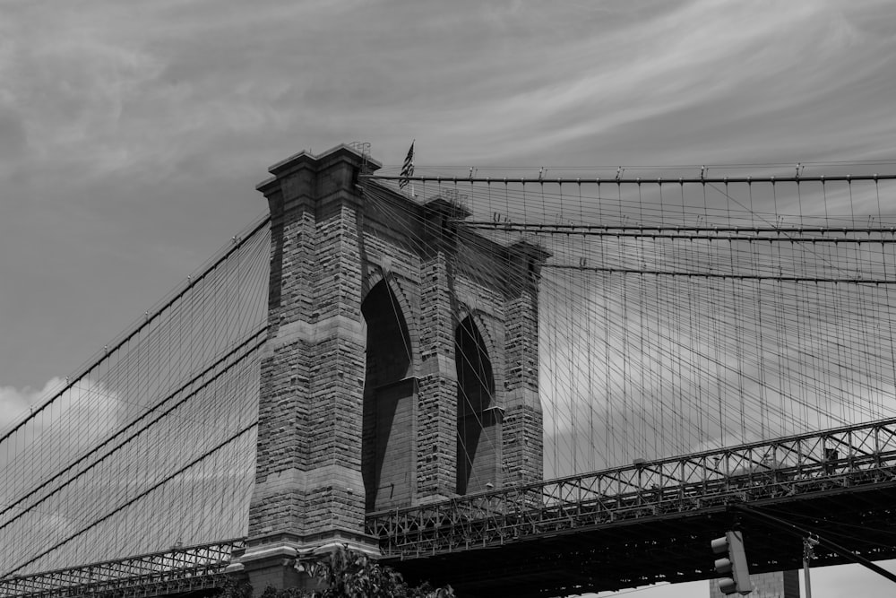 Una foto in bianco e nero del ponte di Brooklyn