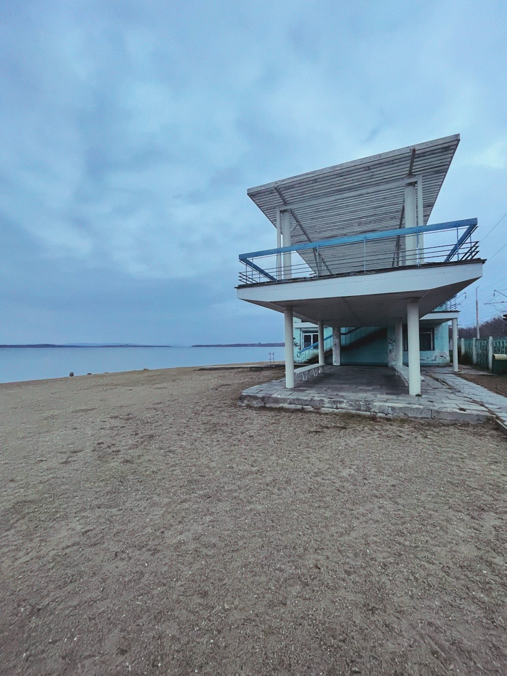 Un edificio en una playa con un cielo de fondo